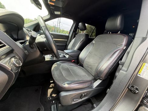 Used 2019 Ford Explorer XLT w/ Equipment Group 202A AWD/4WD image 13