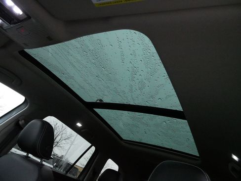 Certified 2025 Volkswagen Atlas SE image 33