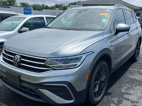 Used 2024 Volkswagen Tiguan SE w/ Panoramic Sunroof Package AWD/4WD image 1