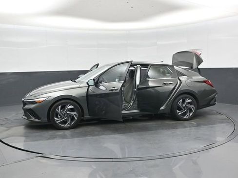 Used 2025 Hyundai Elantra SEL image 49