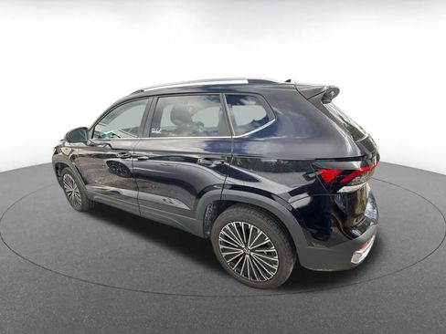 Used 2025 Volkswagen Taos SE image 6