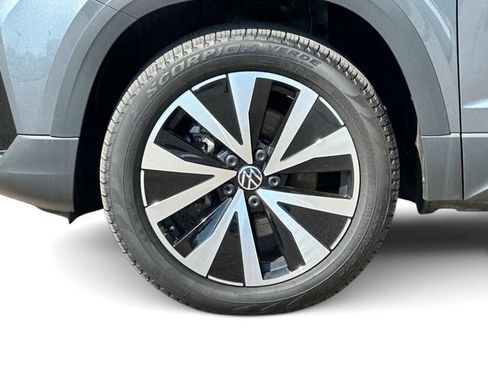 Used 2022 Volkswagen Taos SE w/ Panoramic Sunroof Package FWD image 8