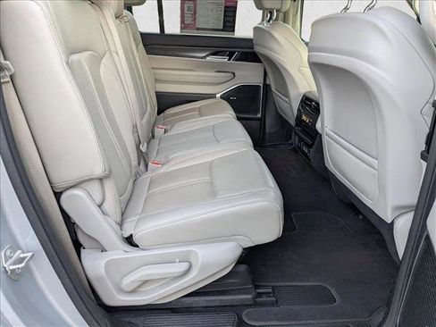 Used 2024 Jeep Wagoneer L Series II RWD image 18