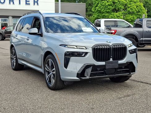 Used 2025 BMW X7 xDrive40i w/ M Sport Package AWD/4WD image 2