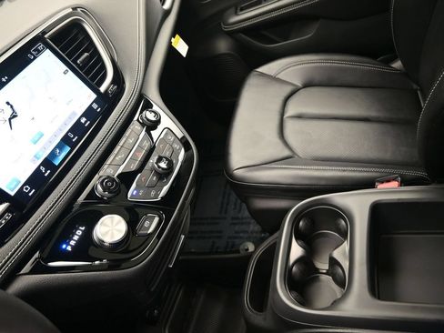 New 2026 Chrysler Pacifica Select w/ S Appearance Package FWD image 16