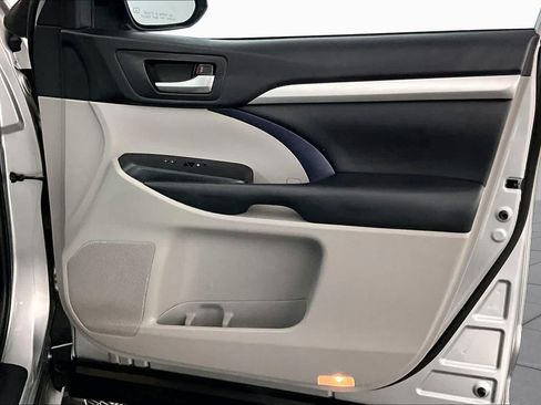 Used 2019 Toyota Highlander XLE FWD image 22