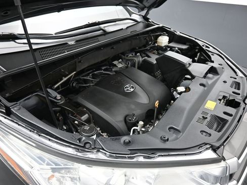 Used 2019 Toyota Highlander XLE image 65