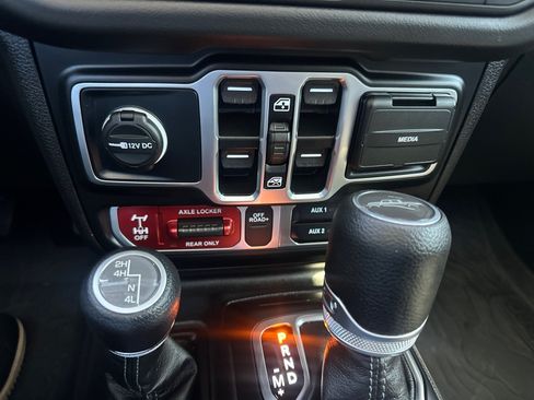 Used 2025 Jeep Gladiator Mojave w/ Convenience Group AWD/4WD image 28