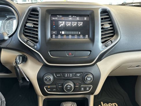 Used 2019 Jeep Cherokee Latitude w/ Popular Appearance Group FWD image 31