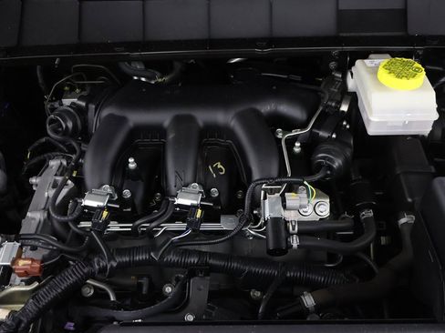 Used 2023 Nissan Pathfinder SV image 19