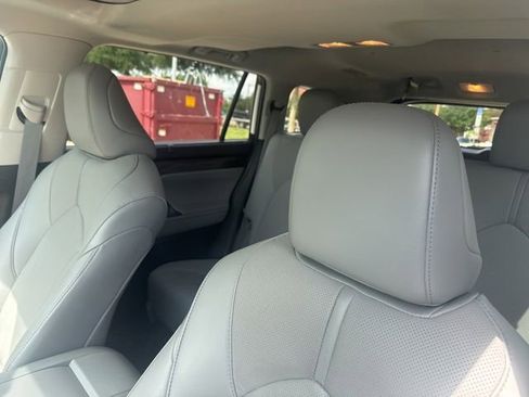Used 2021 Toyota Highlander Limited FWD image 12