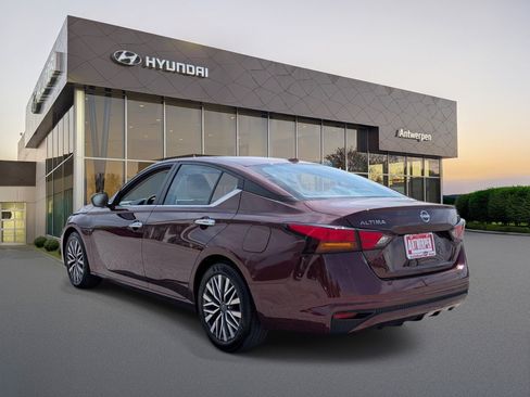 Used 2024 Nissan Altima 2.5 SV FWD image 5
