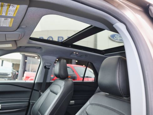 Used 2021 Ford Explorer XLT w/ Equipment Group 202A image 13