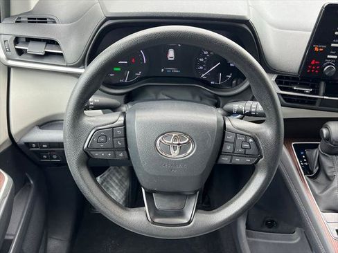 Certified 2023 Toyota Sienna LE FWD image 23