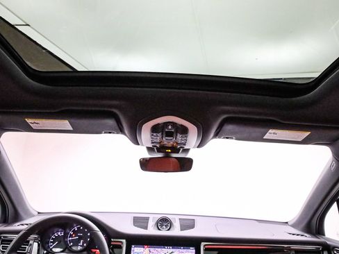 Certified 2025 Porsche Macan image 20