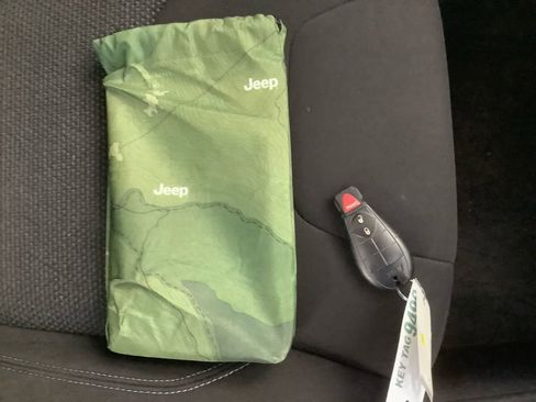 Used 2020 Jeep Cherokee Latitude image 28