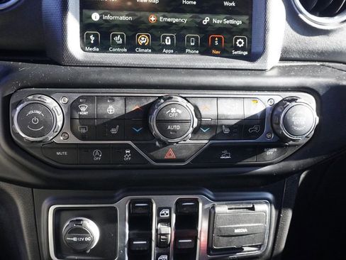 Used 2020 Jeep Gladiator Overland AWD/4WD image 41