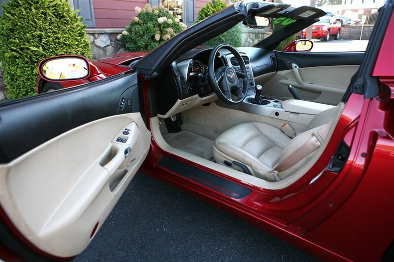 Used 2005 Chevrolet Corvette Coupe w/ Preferred Equipment Group RWD image 16