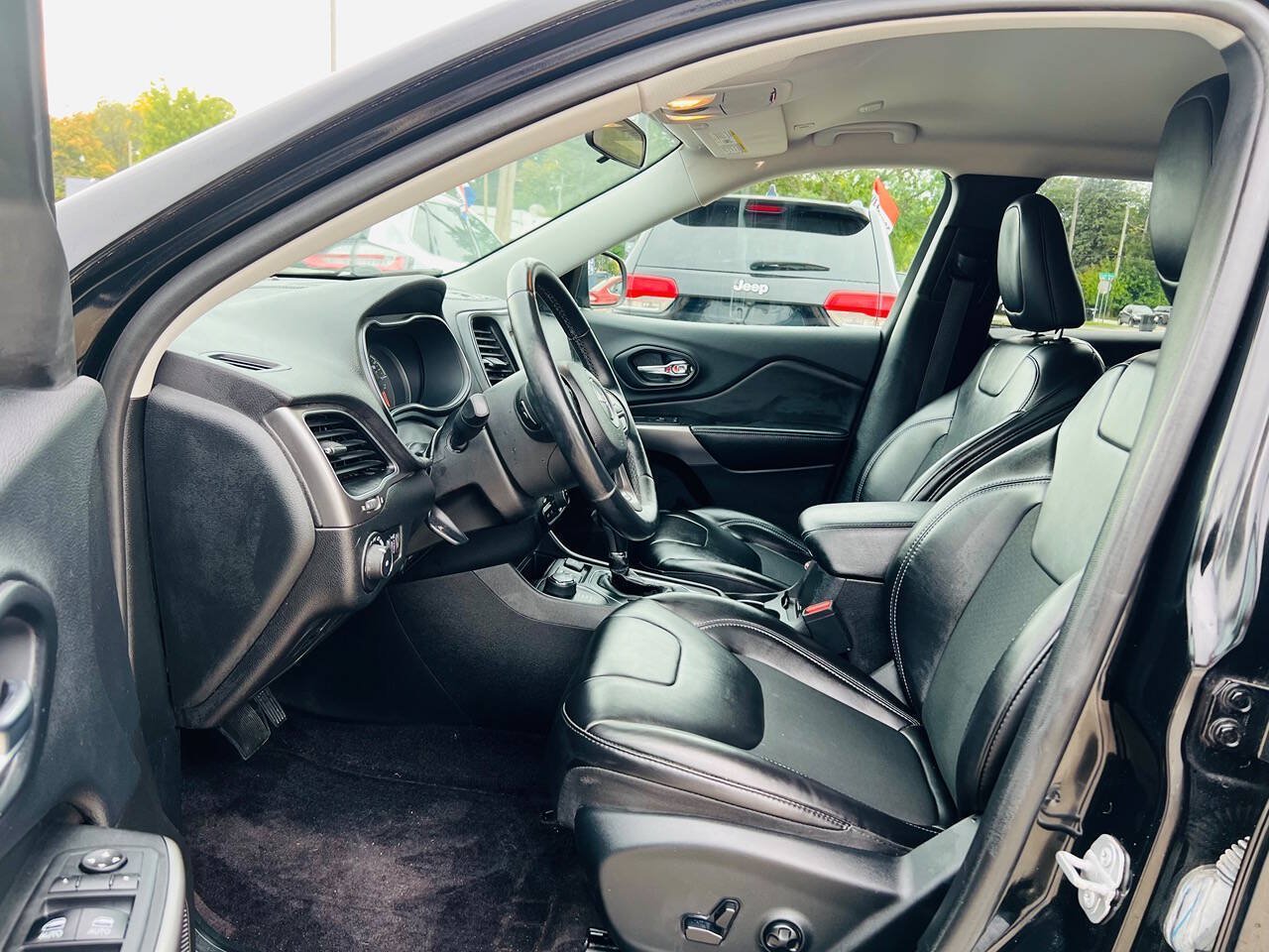 Used 2019 Jeep Cherokee Latitude Plus w/ Cold Weather Group AWD/4WD image 14