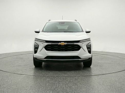 Used 2025 Chevrolet Trax LT w/ LT Convenience Package image 2