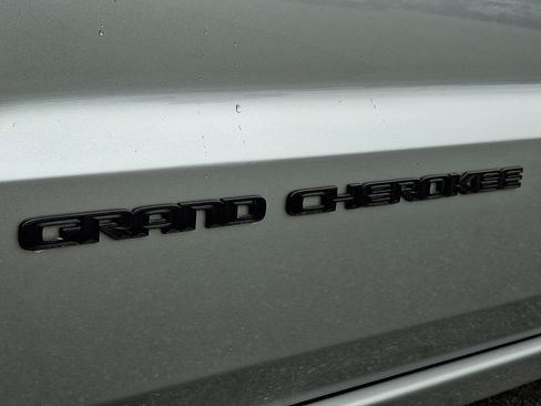 Used 2021 Jeep Grand Cherokee Laredo X AWD/4WD image 32