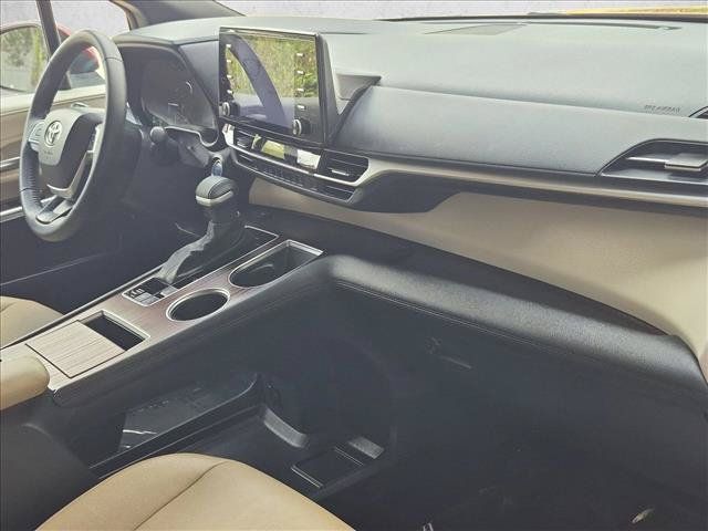 Used 2023 Toyota Sienna XLE FWD image 21