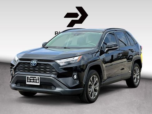 Used 2022 Toyota RAV4 XLE Premium image 4