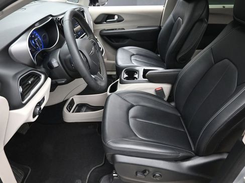 Used 2024 Chrysler Pacifica Touring-L FWD image 19