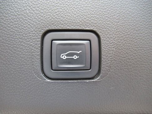 Used 2023 Chevrolet Traverse Premier FWD image 42