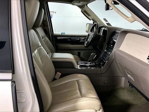 Used 2016 Lincoln Navigator Select image 6