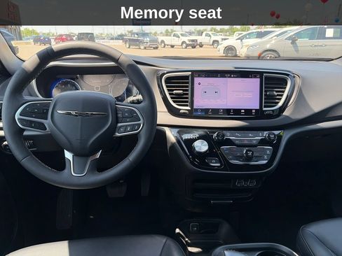 Used 2025 Chrysler Pacifica Select FWD image 16