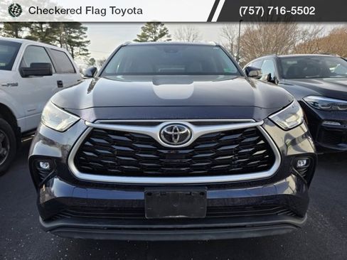 Used 2022 Toyota Highlander XLE image 2