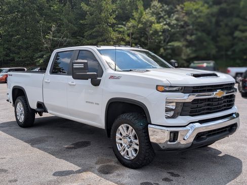 Used 2024 Chevrolet Silverado 2500 LT AWD/4WD image 11