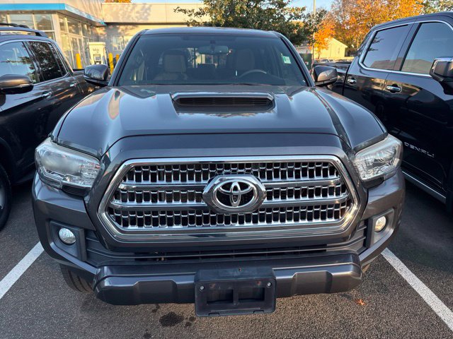 Used 2017 Toyota Tacoma TRD Sport w/ Exterior Package AWD/4WD image 3