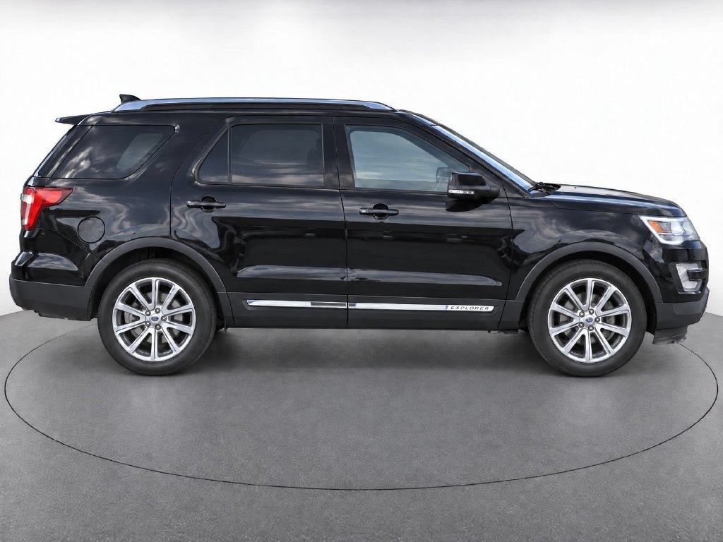 Used 2017 Ford Explorer XLT w/ Equipment Group 202A AWD/4WD image 7