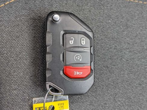 Used 2025 Jeep Wrangler Unlimited Sahara AWD/4WD image 28