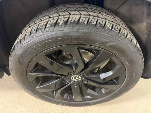 Certified 2024 Volkswagen Taos SE FWD image 9