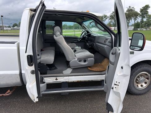 Used 2004 Ford F250 2WD SuperCab Super Duty image 23
