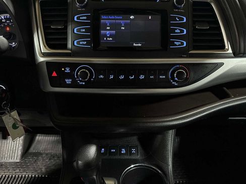 Used 2019 Toyota Highlander LE AWD/4WD image 22