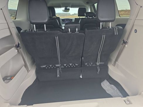 Used 2024 Chrysler Pacifica Touring-L FWD image 23