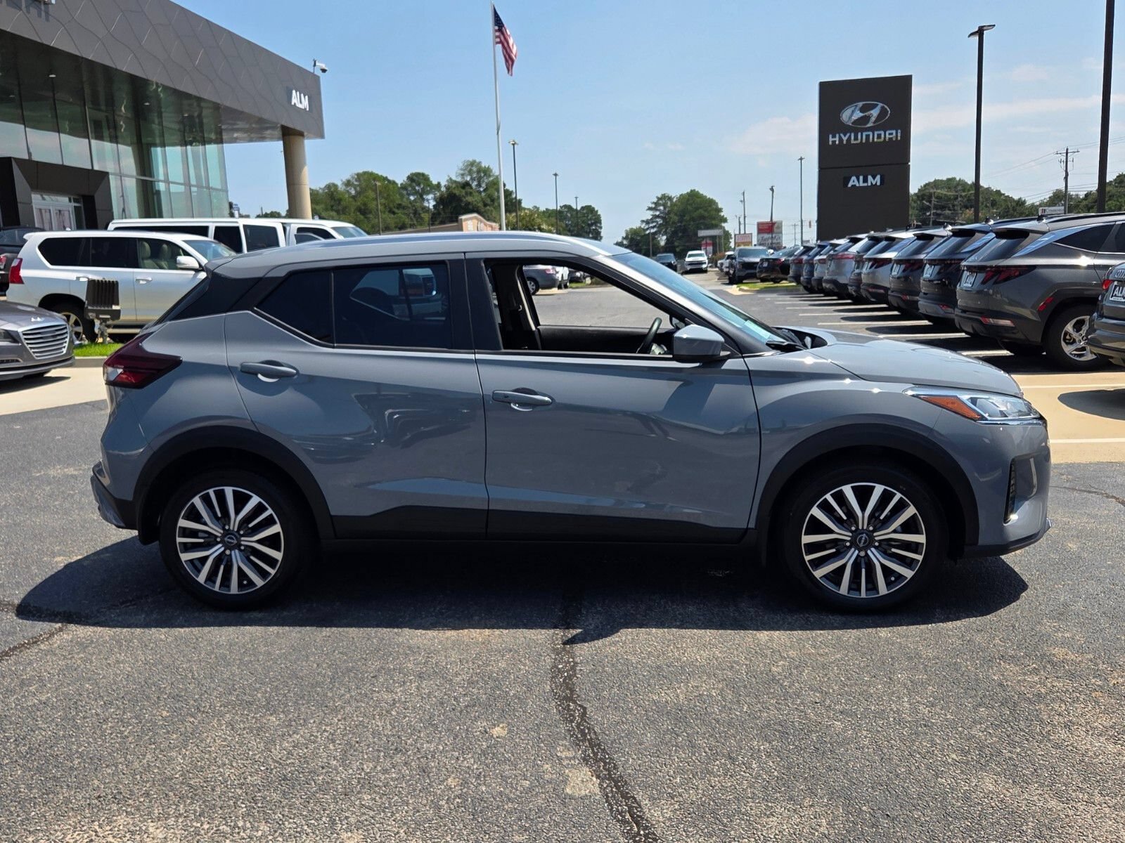 Used 2024 Nissan Kicks SV FWD image 15
