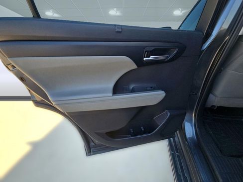 Used 2020 Toyota Highlander XLE image 20