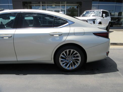 Used 2025 Lexus ES 300h w/ Luxury Package FWD image 4