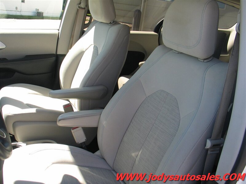 Used 2017 Chrysler Pacifica Touring Plus FWD image 5