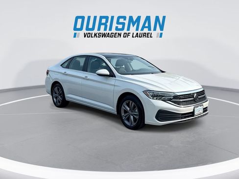 Used 2024 Volkswagen Jetta SE w/ Panoramic Sunroof Package FWD image 2