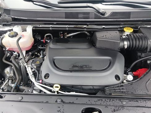 Used 2024 Chrysler Pacifica Touring-L image 14