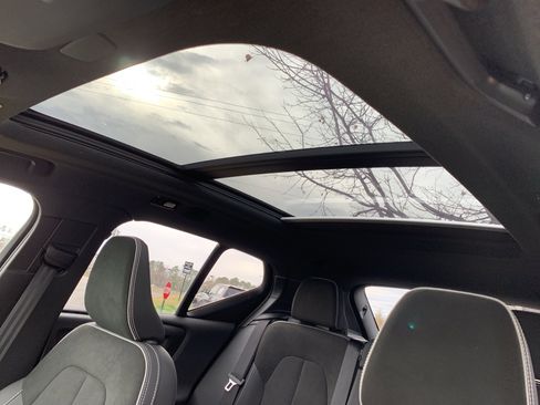 Used 2025 Volvo XC40 B5 Plus image 28