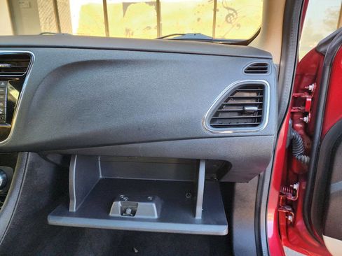 Used 2011 Chrysler 200 Limited image 28