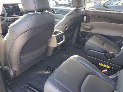 Used 2025 Kia Carnival EX image 21
