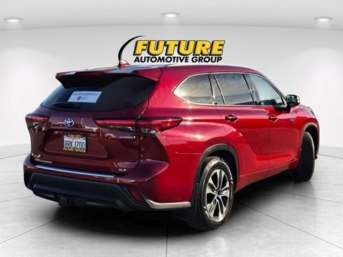 Certified 2020 Toyota Highlander XLE AWD/4WD image 5